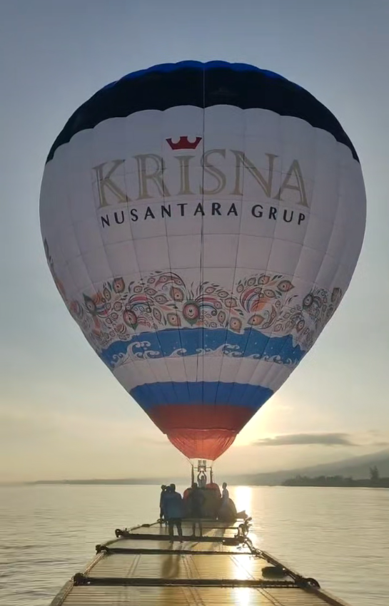 Ocean balloon prepared for a sunrise flight in Lovina