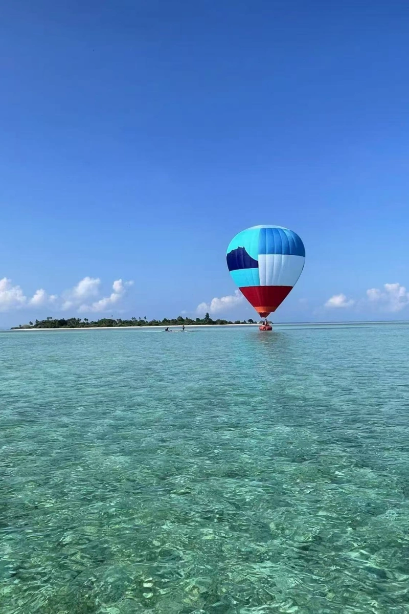 Hot-air balloon above the clear Lovina sea