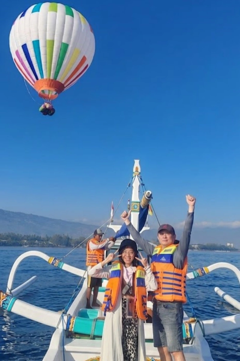 Guests viewing an ocean balloon from a traditional boat